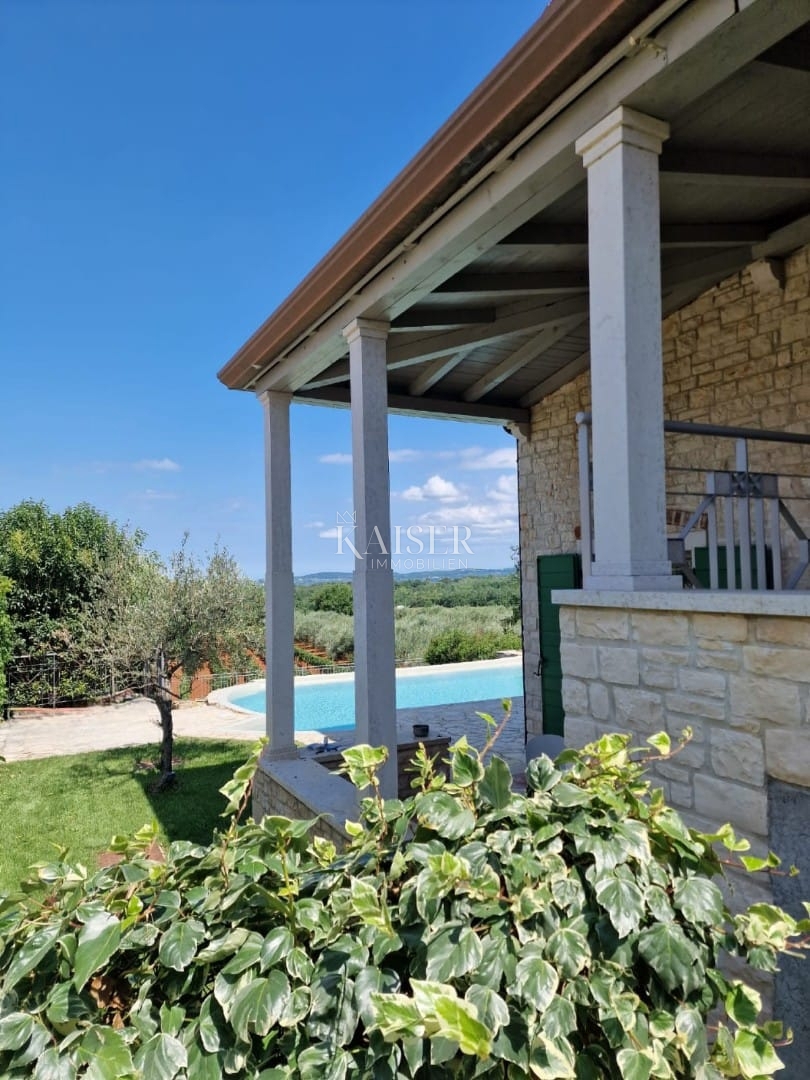 Istria, Visinada, villa rustica in pietra con piscina