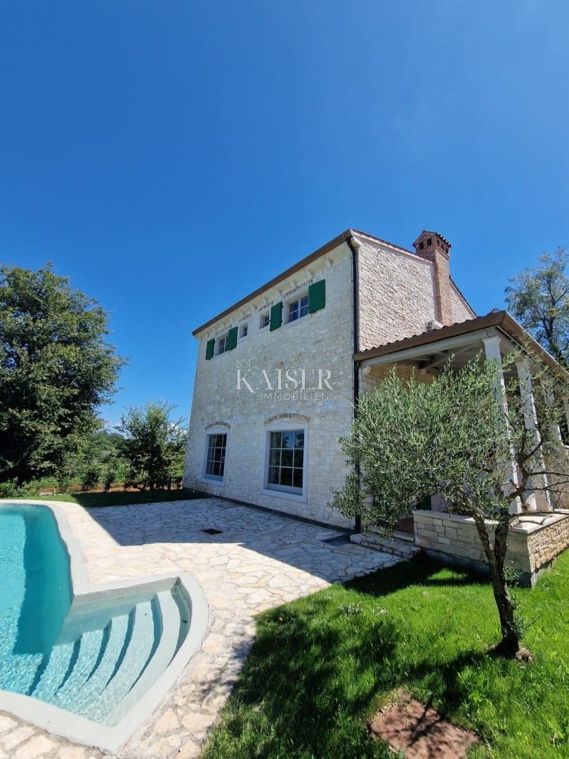 Istria, Visinada, villa rustica in pietra con piscina