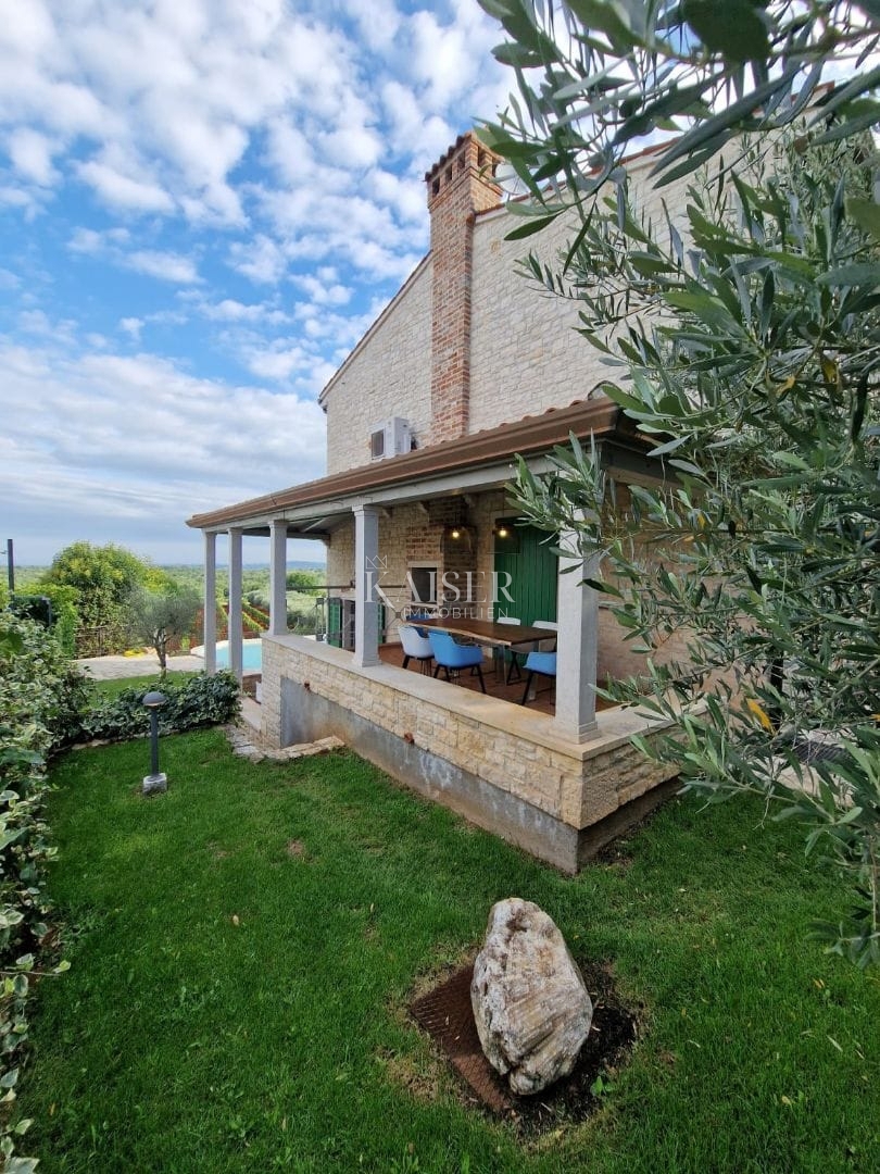 Istria, Visinada, villa rustica in pietra con piscina