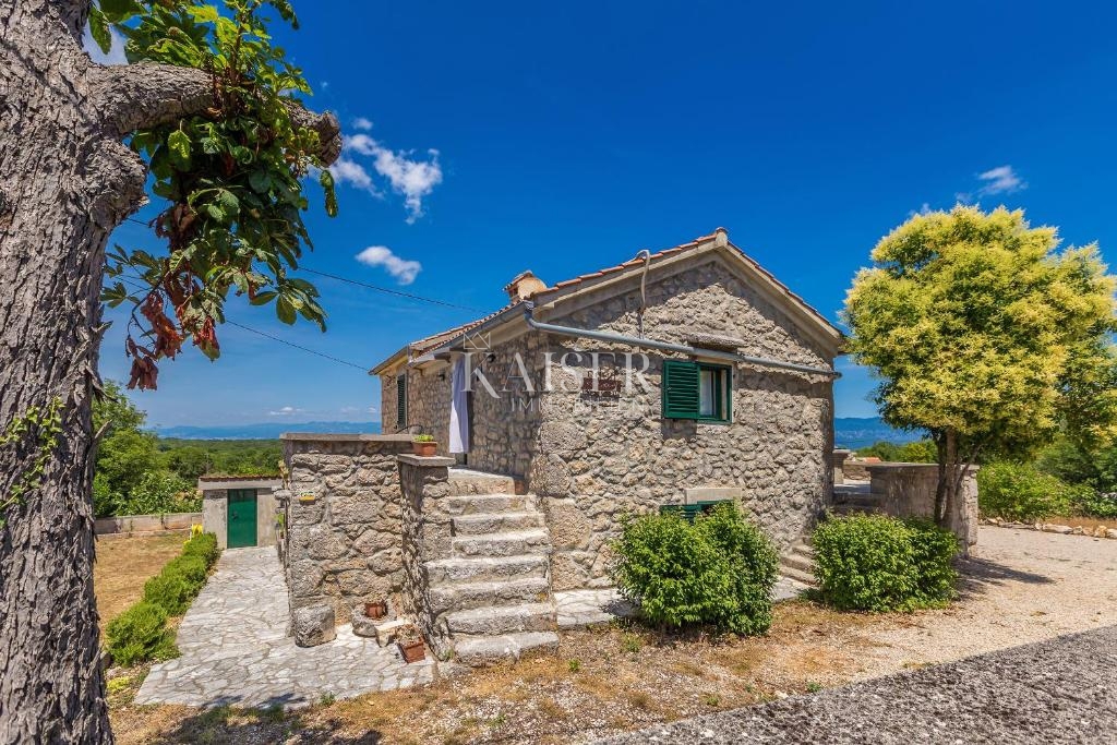 Malinska, Rasopano, autentica casa in pietra ristrutturata con piscina e giardino 