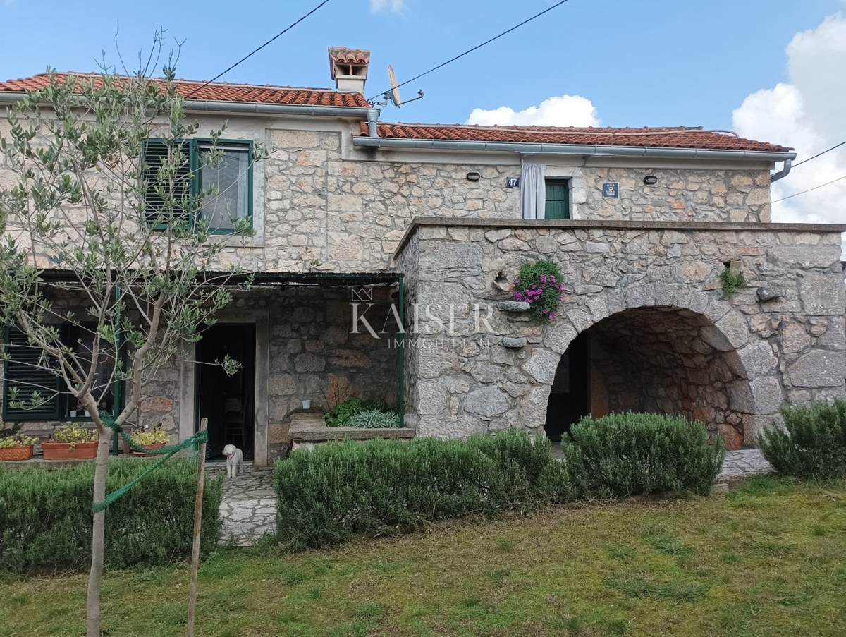 Malinska, Rasopano, autentica casa in pietra ristrutturata con piscina e giardino 