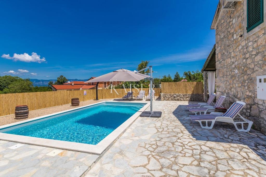 Malinska, Rasopano, autentica casa in pietra ristrutturata con piscina e giardino 