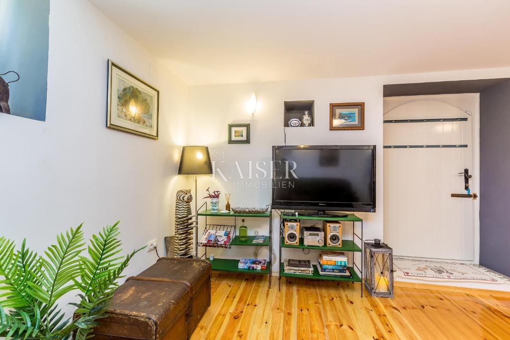 Malinska, Rasopano, autentica casa in pietra ristrutturata con piscina e giardino 