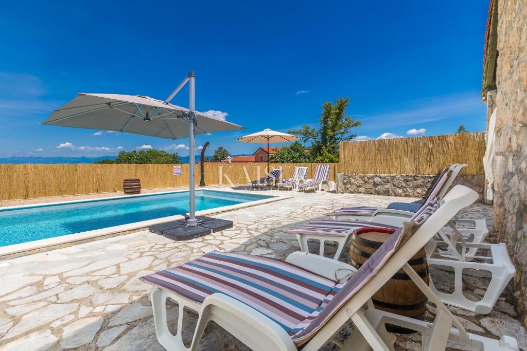 Malinska, Rasopano, autentica casa in pietra ristrutturata con piscina e giardino 