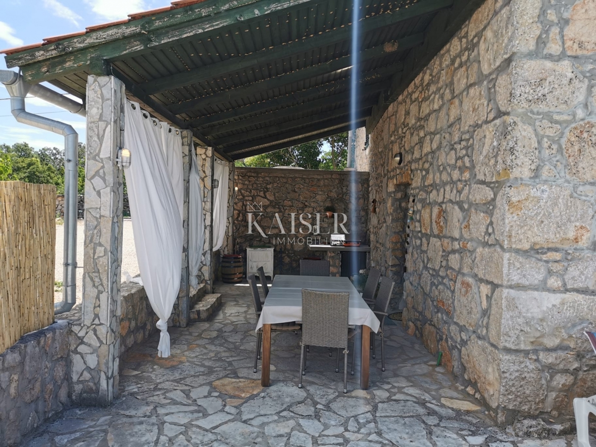 Malinska, Rasopano, autentica casa in pietra ristrutturata con piscina e giardino 