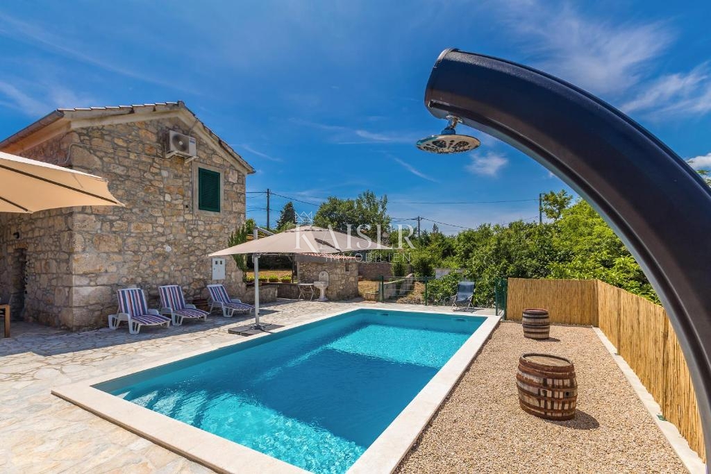 Malinska, Rasopano, autentica casa in pietra ristrutturata con piscina e giardino 