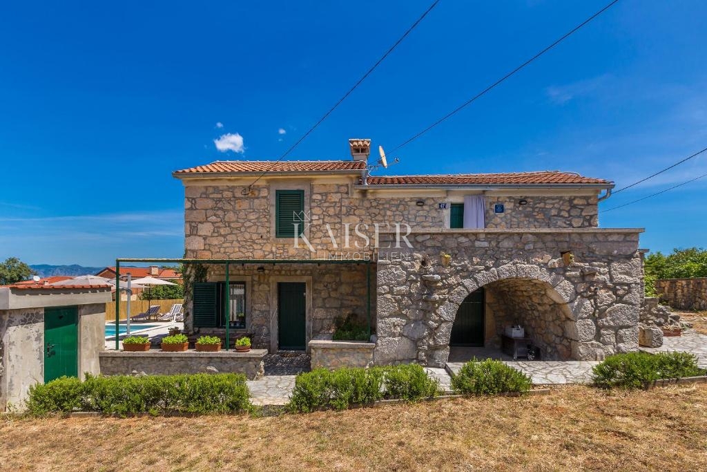 Malinska, Rasopano, autentica casa in pietra ristrutturata con piscina e giardino 