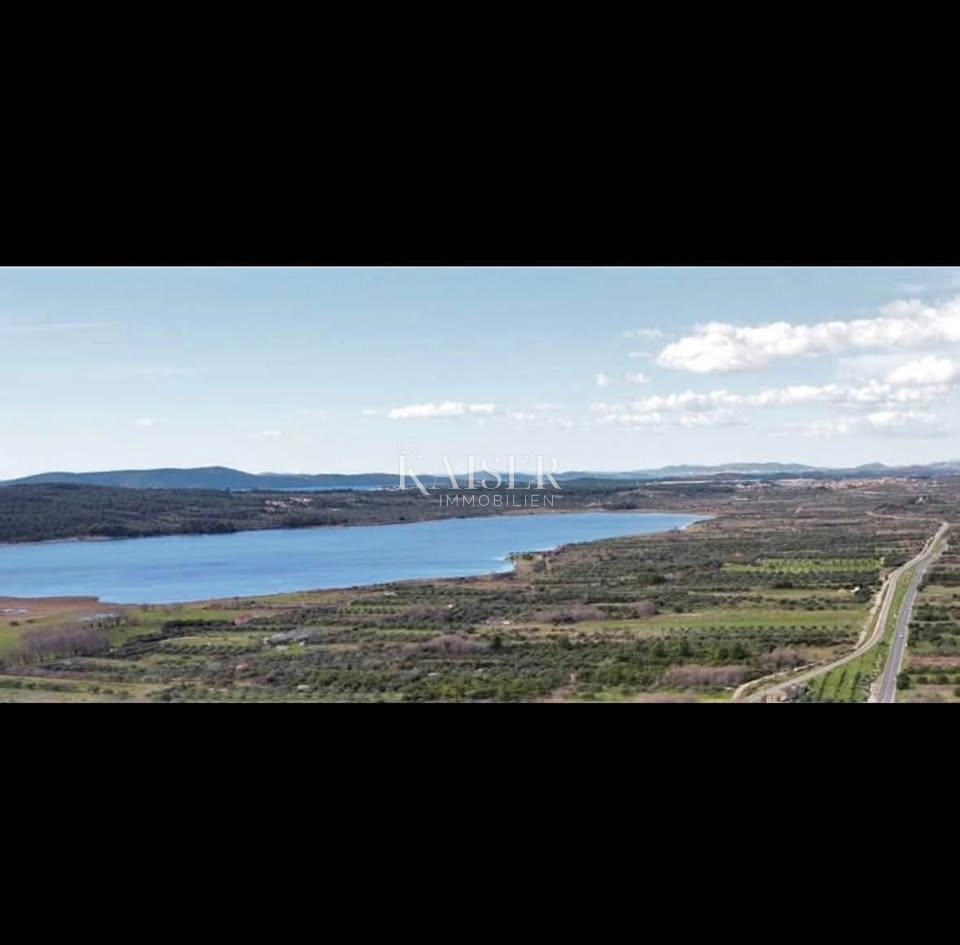 ŠIBENIK, DONJE POLJE – GRANDE TERRENO EDIFICABILE CON VISTA MARE