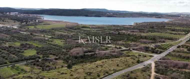 ŠIBENIK, DONJE POLJE – GRANDE TERRENO EDIFICABILE CON VISTA MARE