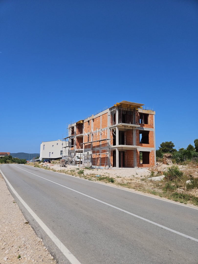 Sebenico, Brodarica - appartamento con due camere da letto di 72,30 m2 in un nuovo edificio vicino alla spiaggia di Rezalište
