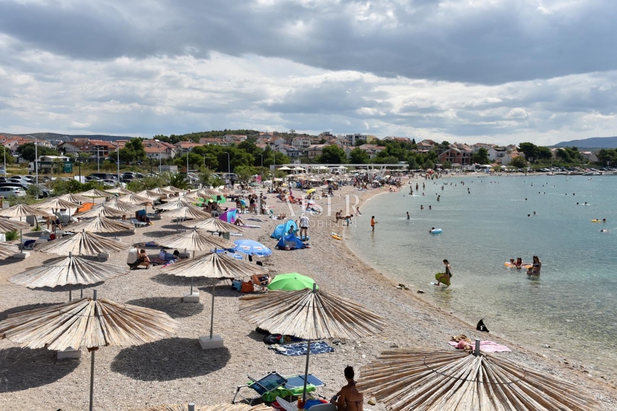 Sebenico, Brodarica - appartamento con due camere da letto di 72,30 m2 in un nuovo edificio vicino alla spiaggia di Rezalište