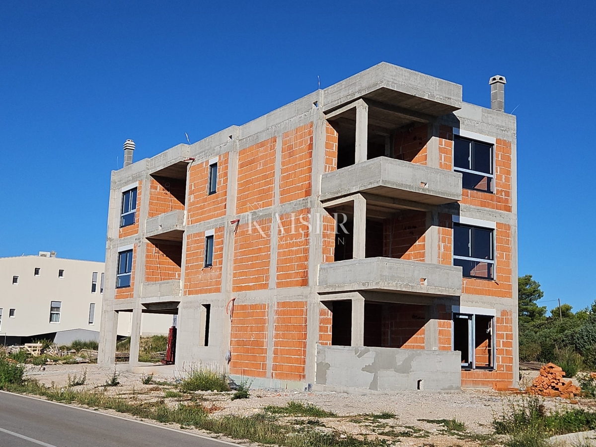 Sebenico, Brodarica - appartamento con due camere da letto di 72,30 m2 in un nuovo edificio vicino alla spiaggia di Rezalište