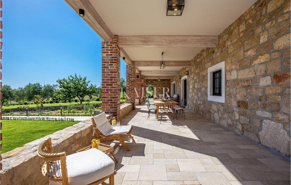 Zara, Murvica – una villa in pietra unica in una tenuta privata con servizi di prima qualità e fascino mediterraneo