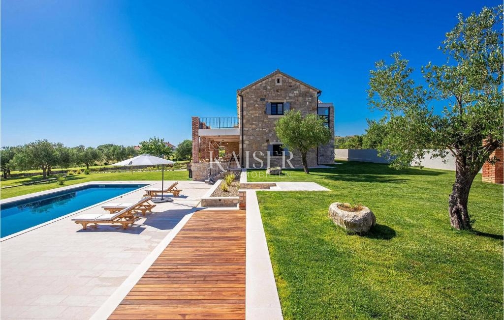 Zara, Murvica – una villa in pietra unica in una tenuta privata con servizi di prima qualità e fascino mediterraneo