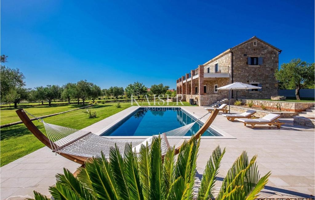 Zara, Murvica – una villa in pietra unica in una tenuta privata con servizi di prima qualità e fascino mediterraneo