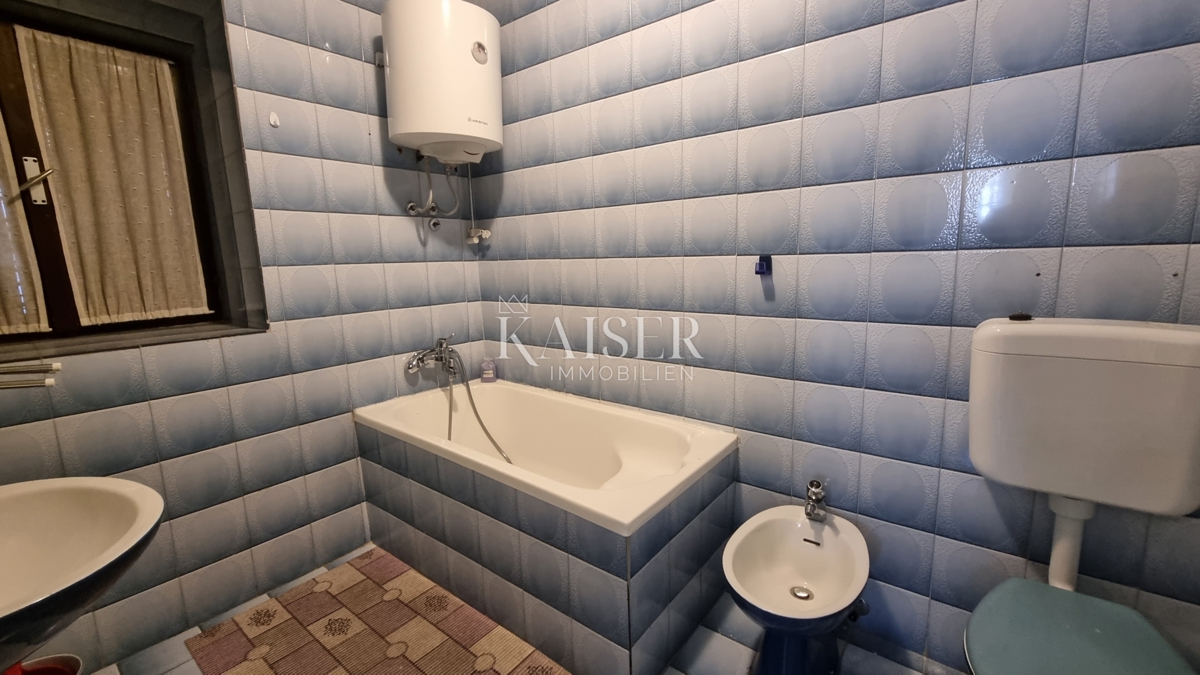 Novi Vinodolski - due case vicino al centro città da ristrutturare completamente