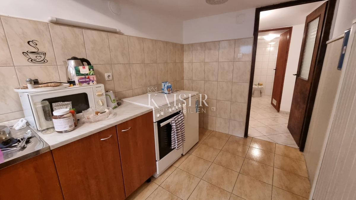 Novi Vinodolski - due case vicino al centro città da ristrutturare completamente