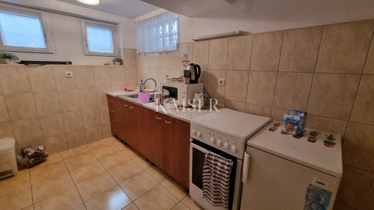 Novi Vinodolski - due case vicino al centro città da ristrutturare completamente