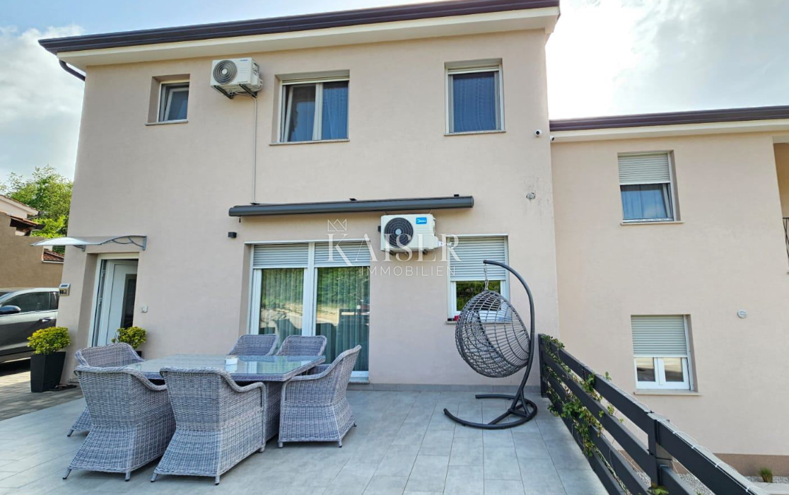 Istria - Parenzo, due moderne case familiari con appartamenti 