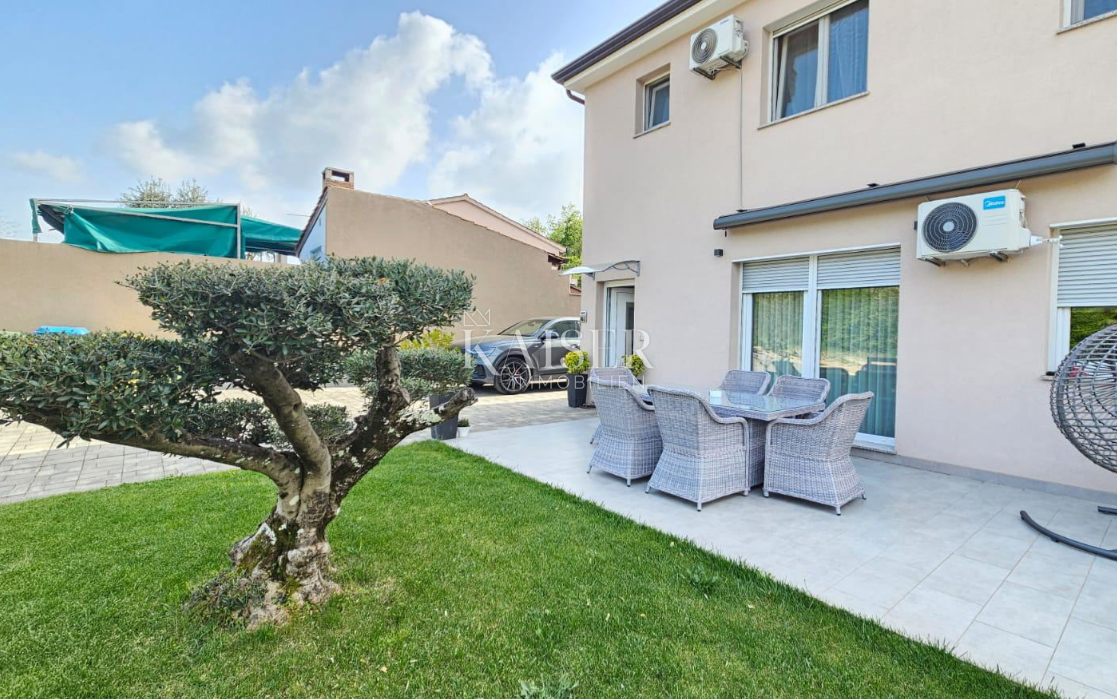 Istria - Parenzo, due moderne case familiari con appartamenti 