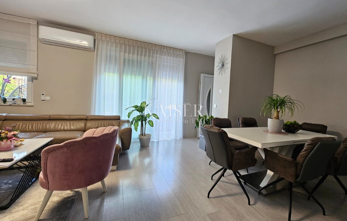 Istria - Parenzo, due moderne case familiari con appartamenti 