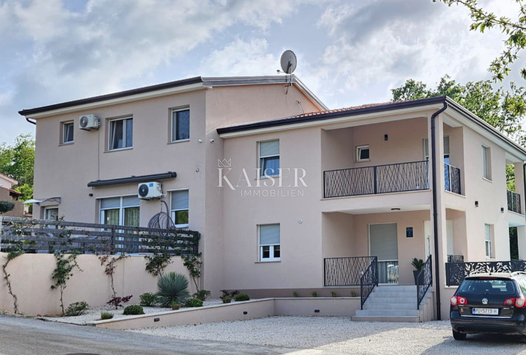 Istria - Parenzo, due moderne case familiari con appartamenti 
