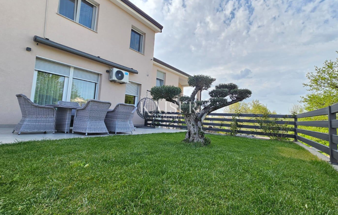 Istria - Parenzo, due moderne case familiari con appartamenti 