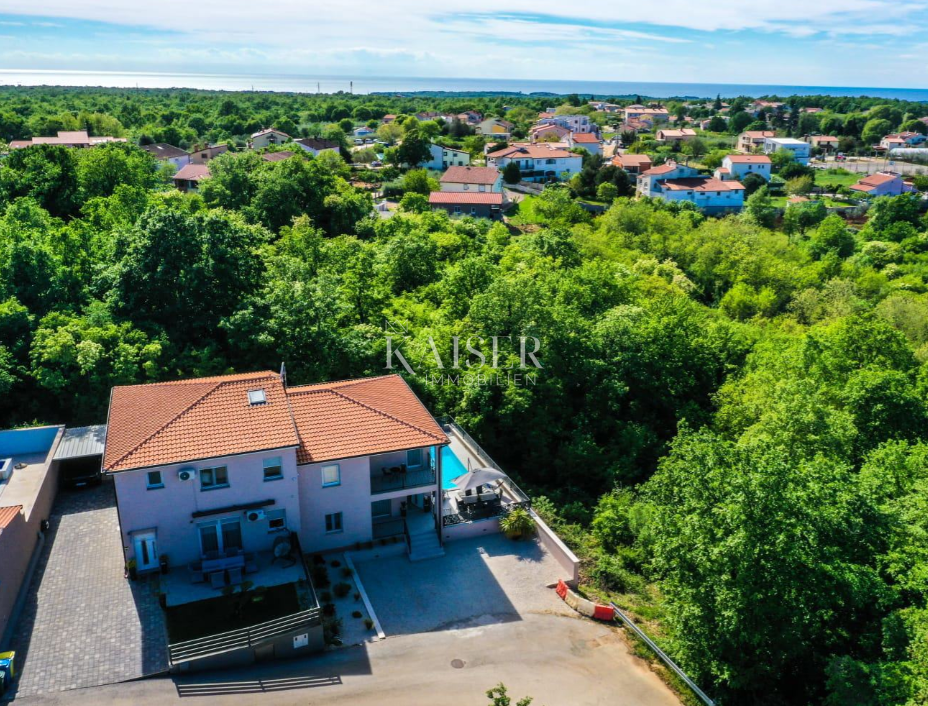 Istria - Parenzo, due moderne case familiari con appartamenti 