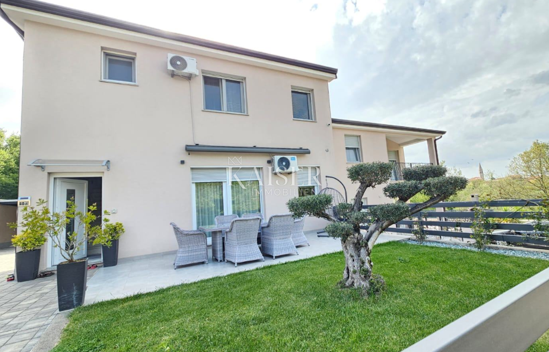 Istria - Parenzo, due moderne case familiari con appartamenti 