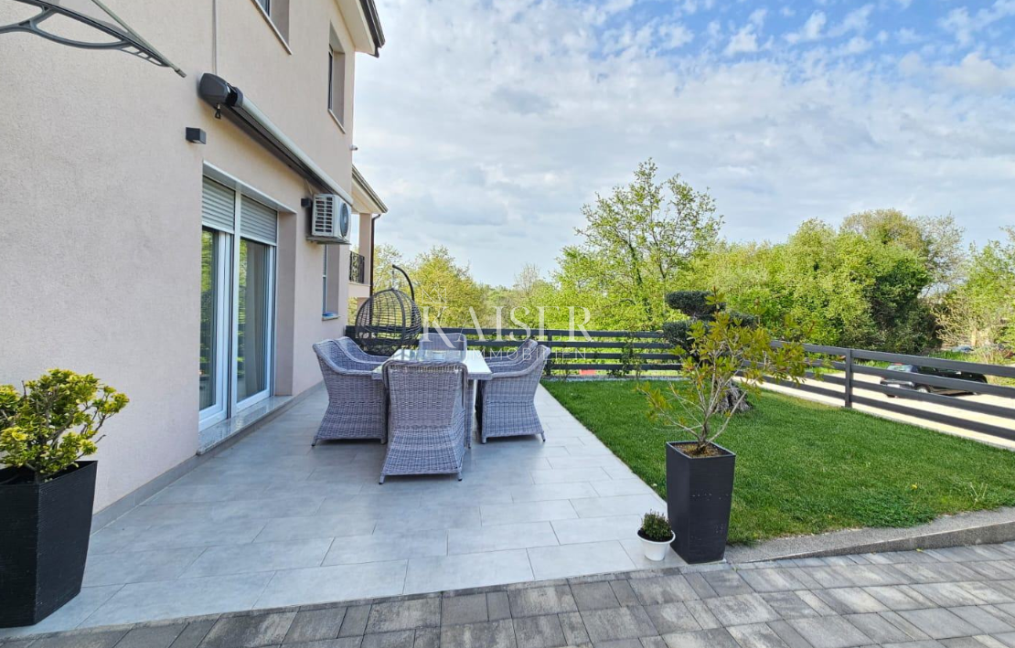 Istria - Parenzo, due moderne case familiari con appartamenti 