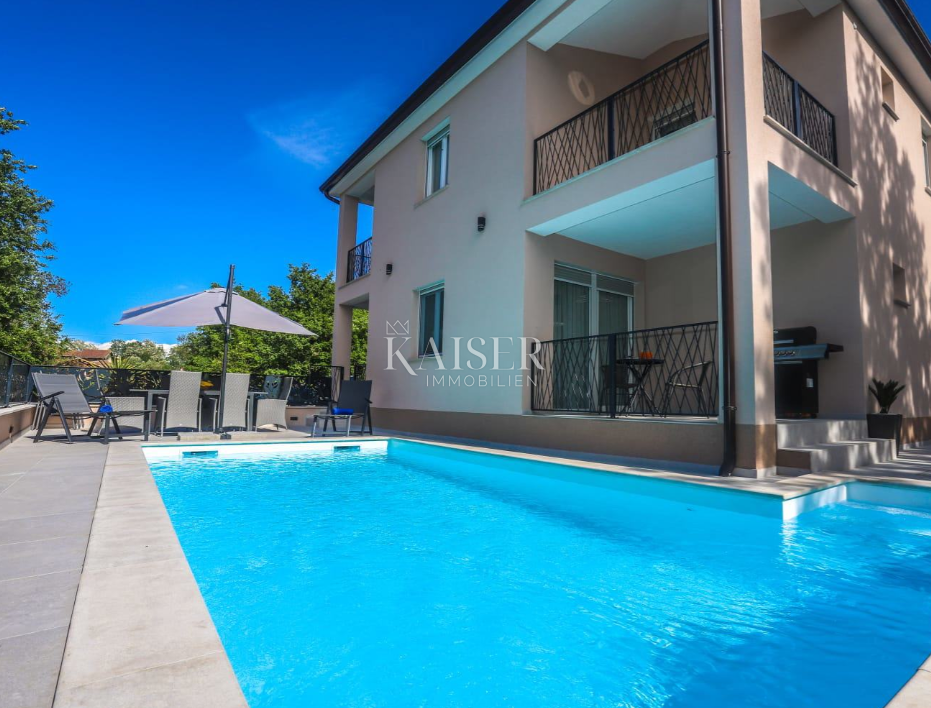 Istria - Parenzo, due moderne case familiari con appartamenti 