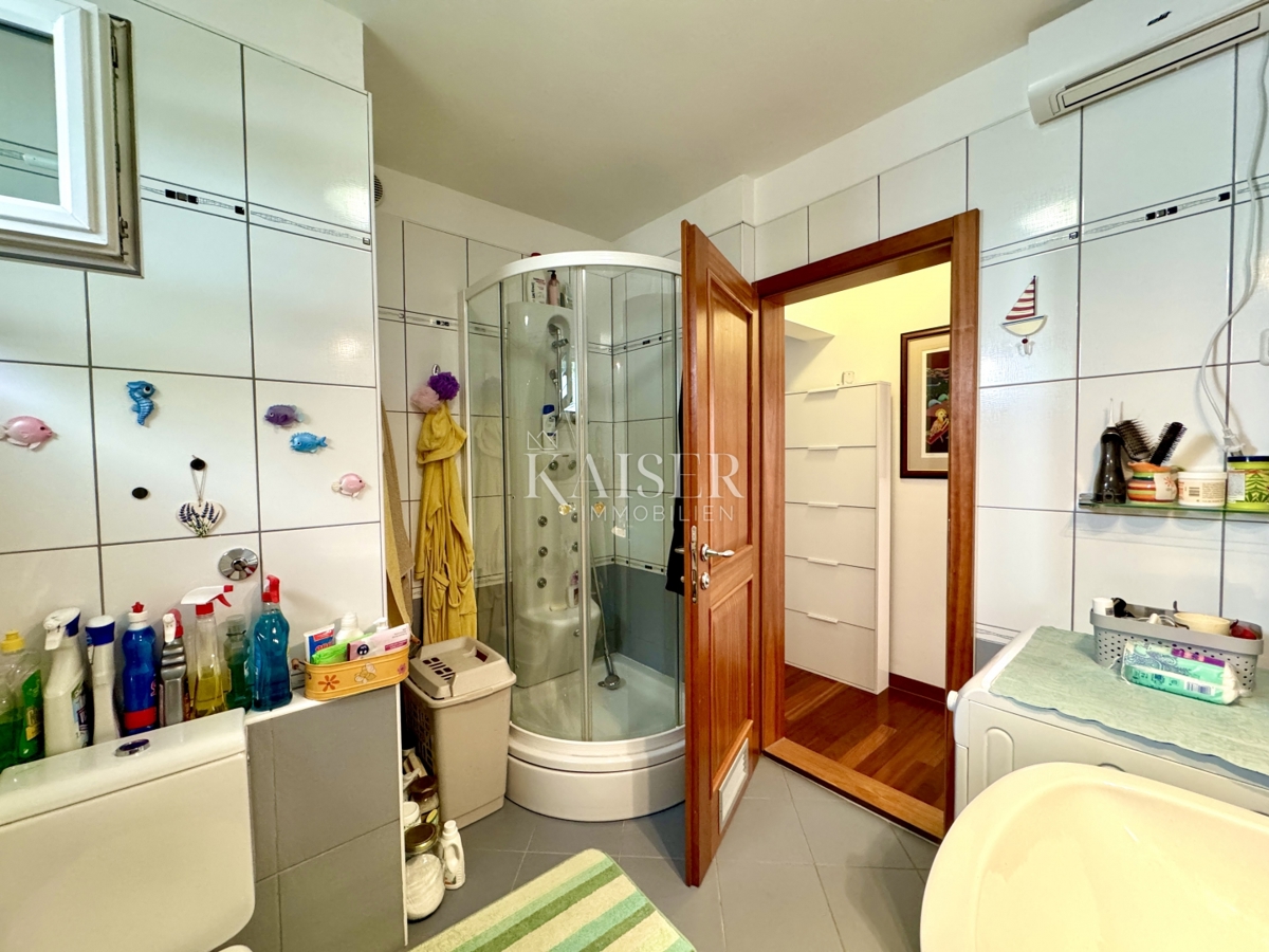 Opatija – Ottimo appartamento con 2 camere da letto, 2 balconi, splendida vista e garage doppio