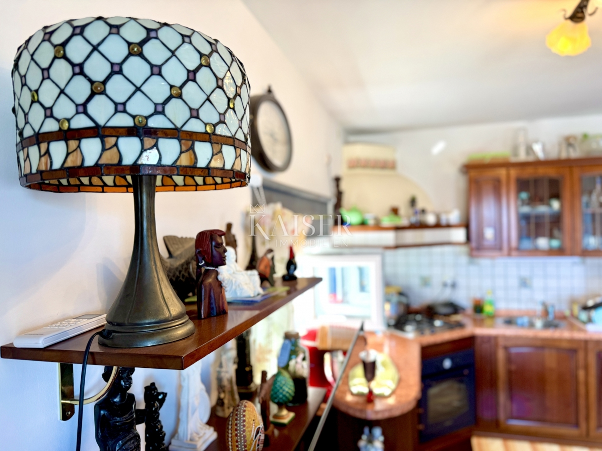 Opatija – Ottimo appartamento con 2 camere da letto, 2 balconi, splendida vista e garage doppio