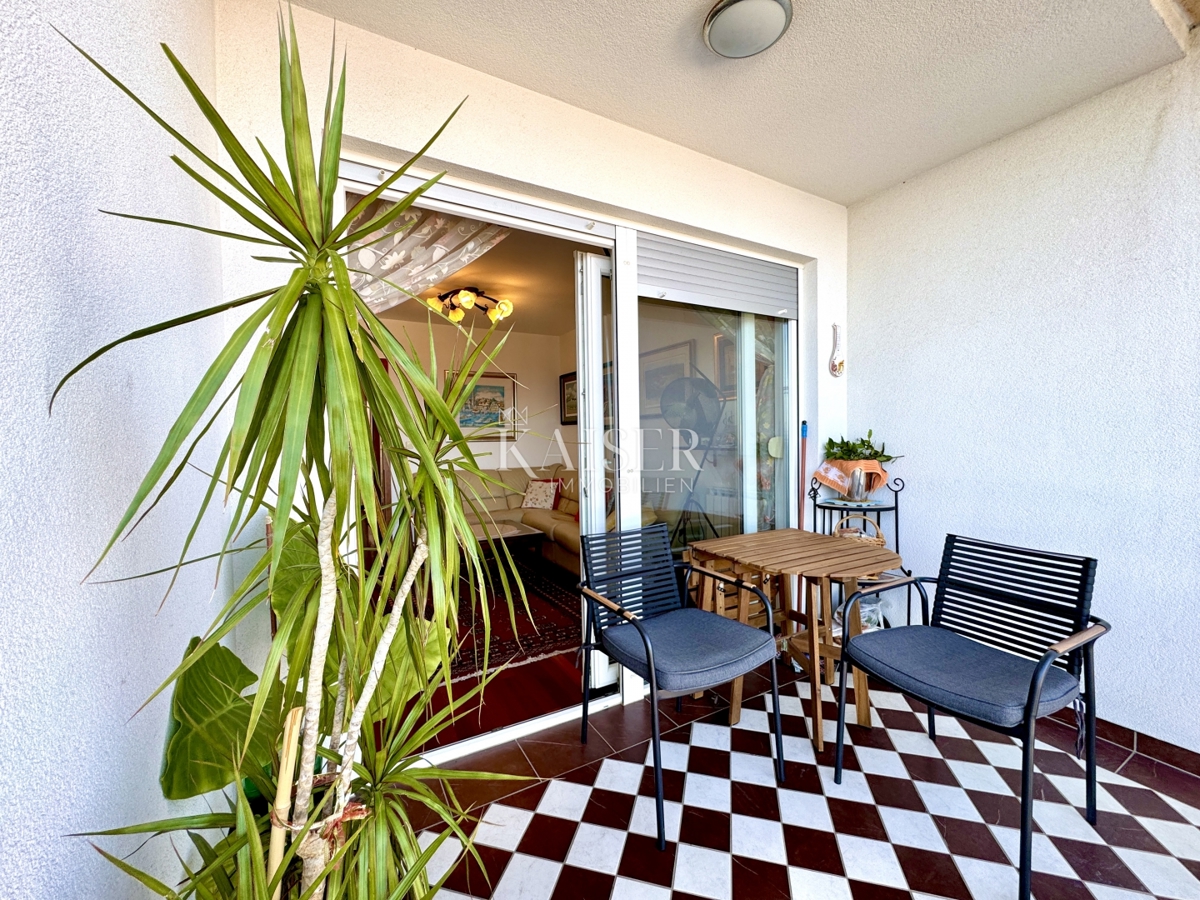 Opatija – Ottimo appartamento con 2 camere da letto, 2 balconi, splendida vista e garage doppio