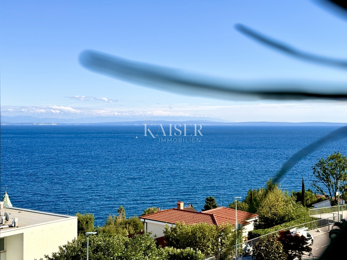 Opatija – Ottimo appartamento con 2 camere da letto, 2 balconi, splendida vista e garage doppio