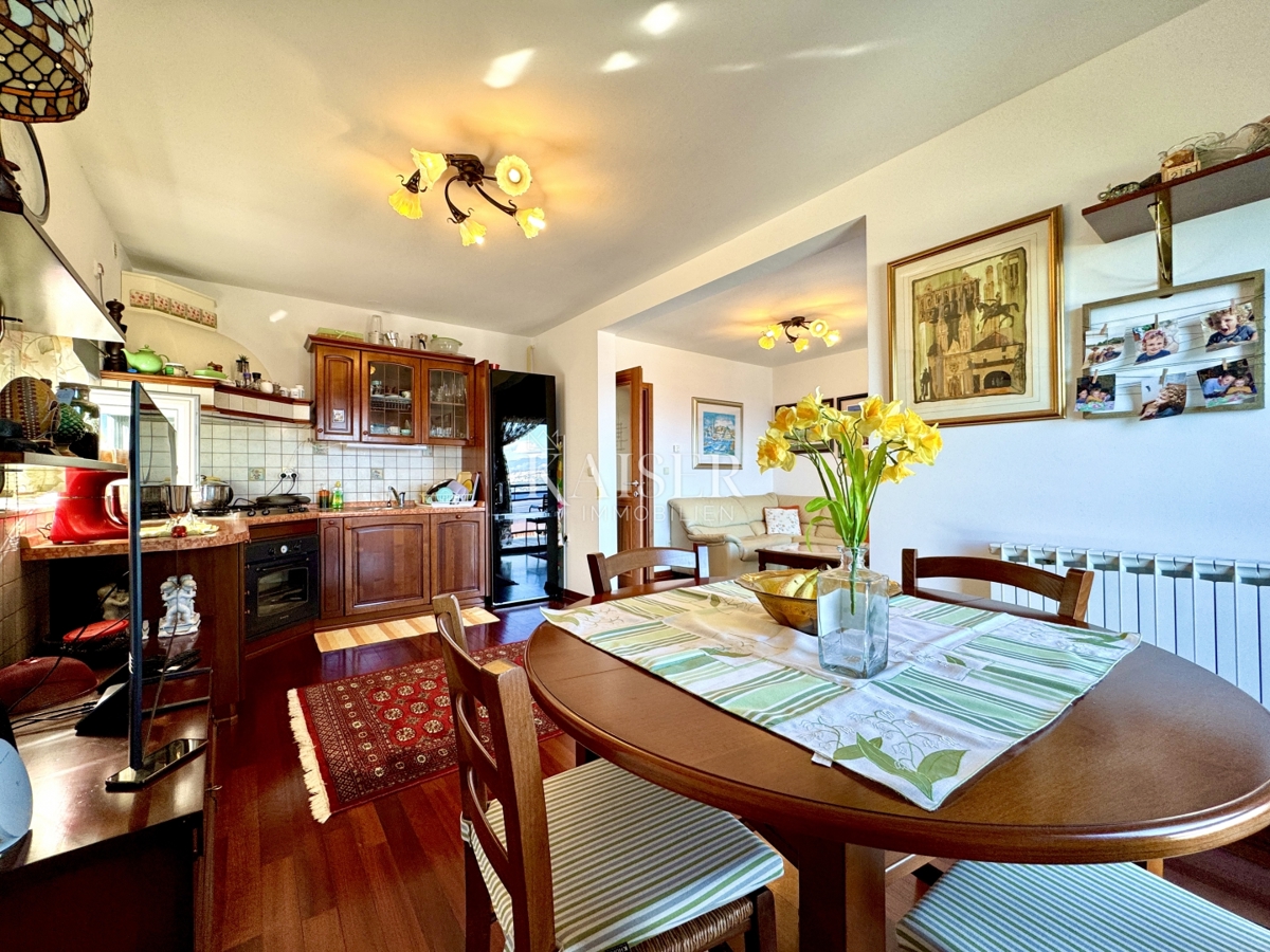 Opatija – Ottimo appartamento con 2 camere da letto, 2 balconi, splendida vista e garage doppio