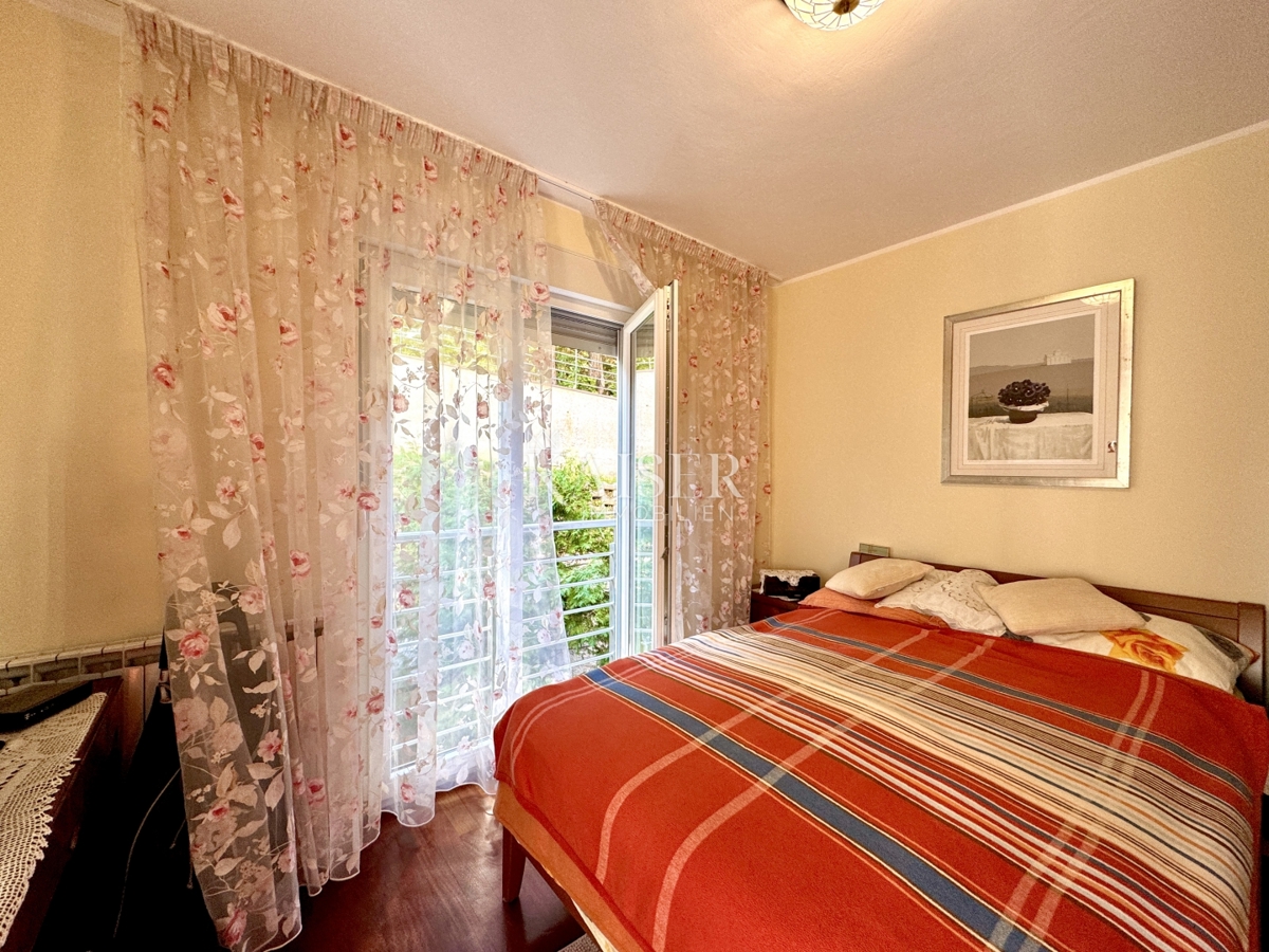 Opatija – Ottimo appartamento con 2 camere da letto, 2 balconi, splendida vista e garage doppio