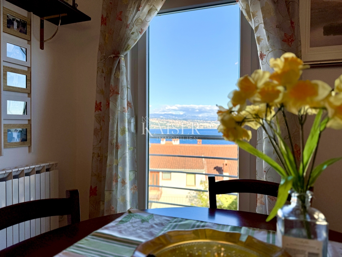 Opatija – Ottimo appartamento con 2 camere da letto, 2 balconi, splendida vista e garage doppio