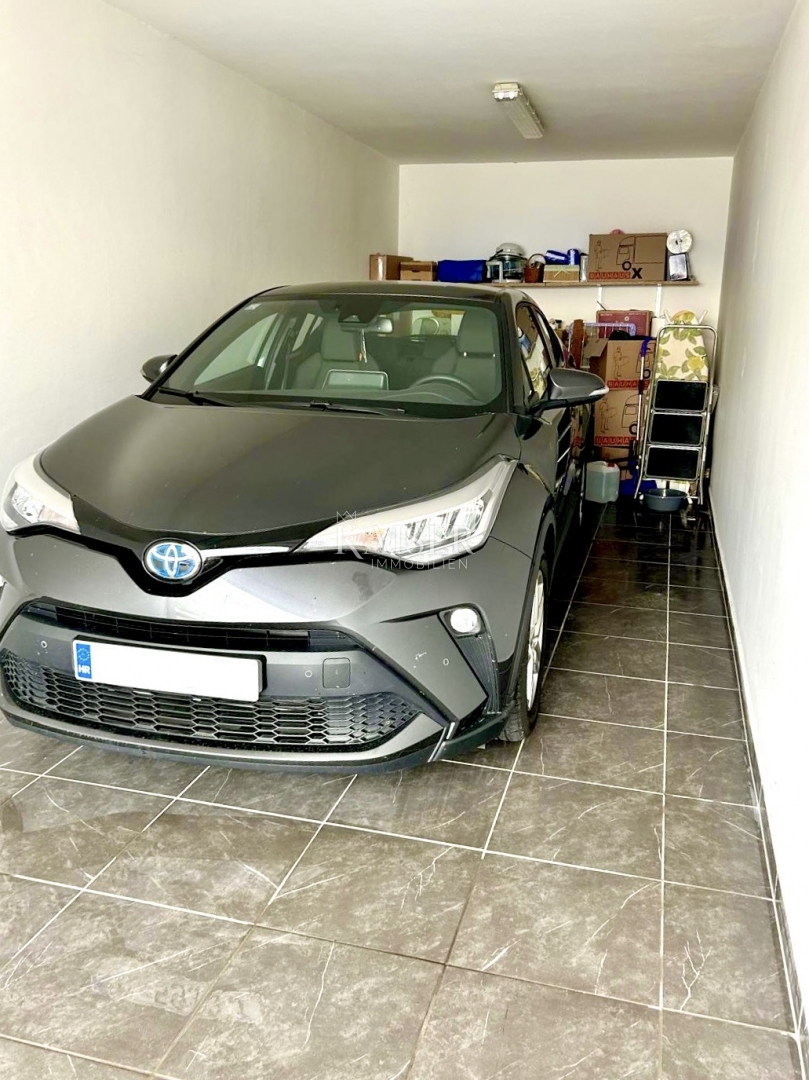 Opatija – Ottimo appartamento con 2 camere da letto, 2 balconi, splendida vista e garage doppio