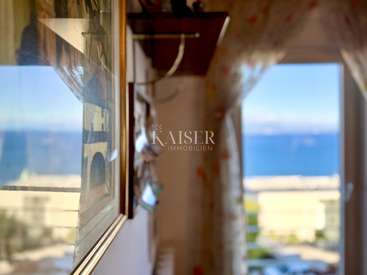 Opatija – Ottimo appartamento con 2 camere da letto, 2 balconi, splendida vista e garage doppio