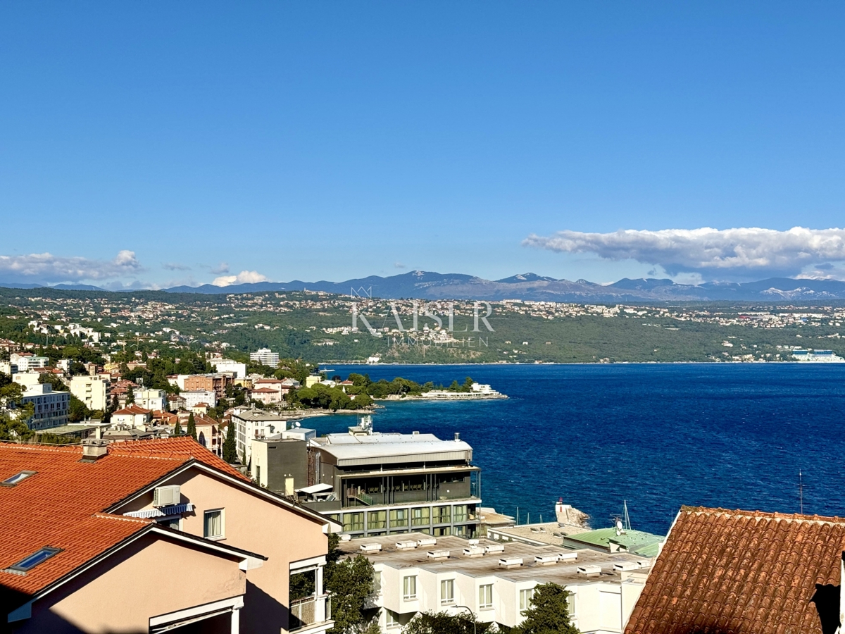Opatija – Ottimo appartamento con 2 camere da letto, 2 balconi, splendida vista e garage doppio