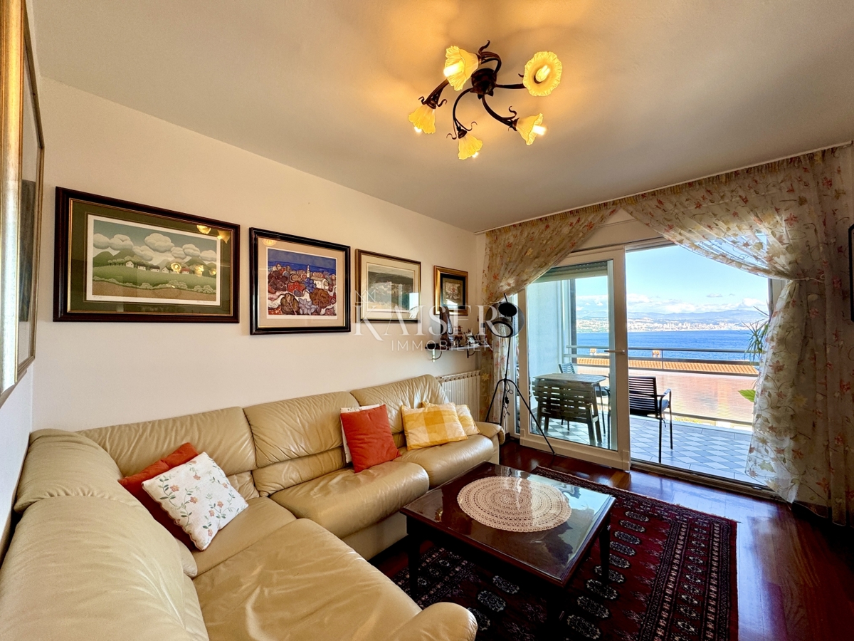 Opatija – Ottimo appartamento con 2 camere da letto, 2 balconi, splendida vista e garage doppio