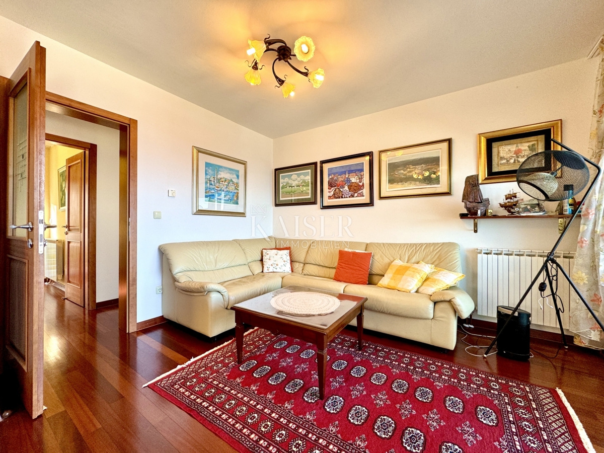 Opatija – Ottimo appartamento con 2 camere da letto, 2 balconi, splendida vista e garage doppio