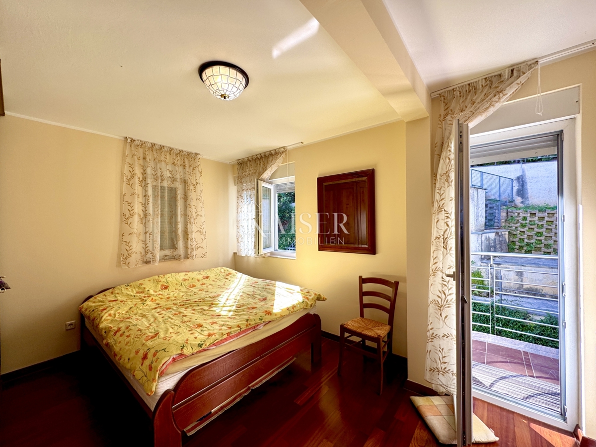 Opatija – Ottimo appartamento con 2 camere da letto, 2 balconi, splendida vista e garage doppio