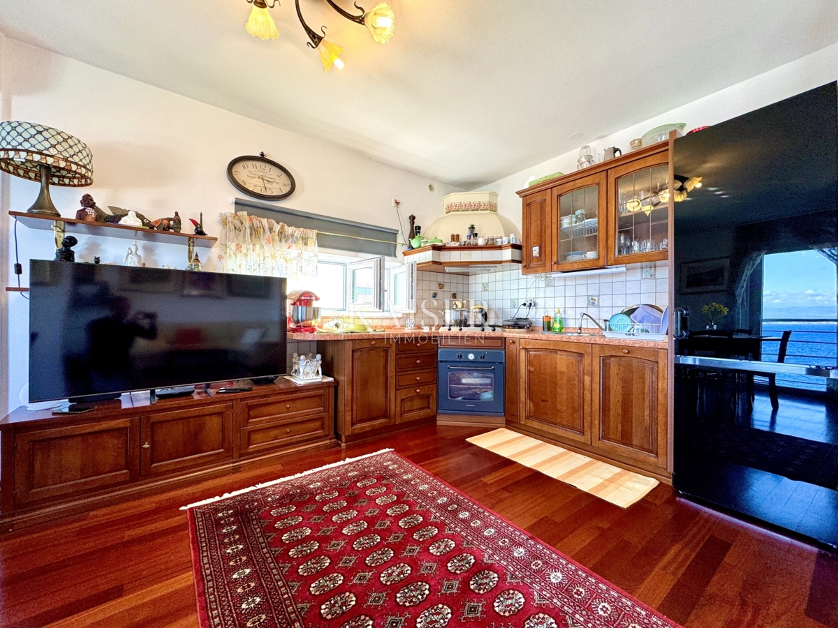 Opatija – Ottimo appartamento con 2 camere da letto, 2 balconi, splendida vista e garage doppio