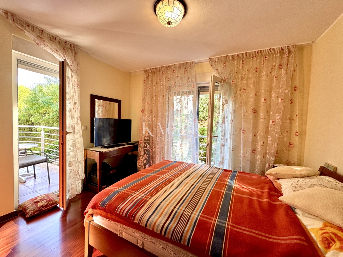 Opatija – Ottimo appartamento con 2 camere da letto, 2 balconi, splendida vista e garage doppio