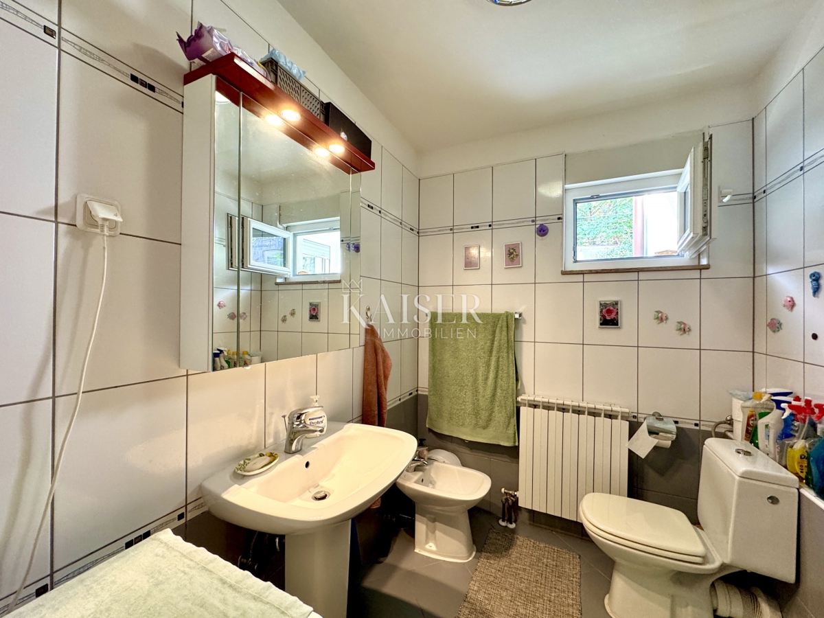 Opatija – Ottimo appartamento con 2 camere da letto, 2 balconi, splendida vista e garage doppio