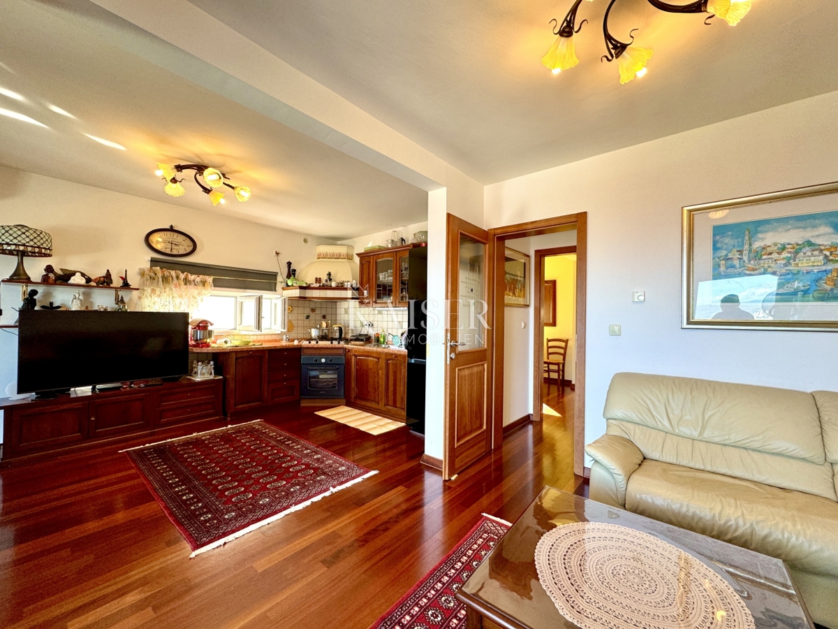 Opatija – Ottimo appartamento con 2 camere da letto, 2 balconi, splendida vista e garage doppio