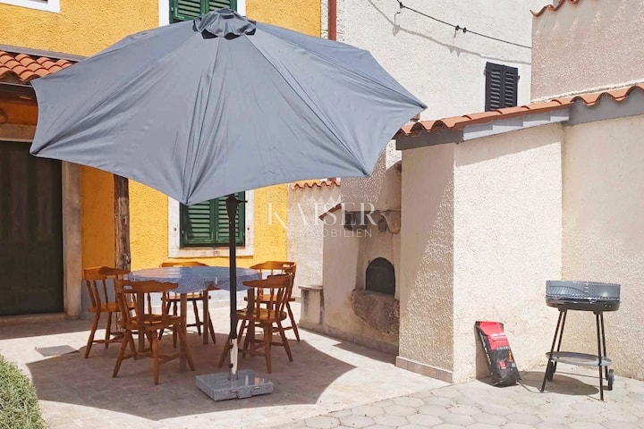 Istria, Marčana - casa a schiera ristrutturata con ampio cortile 