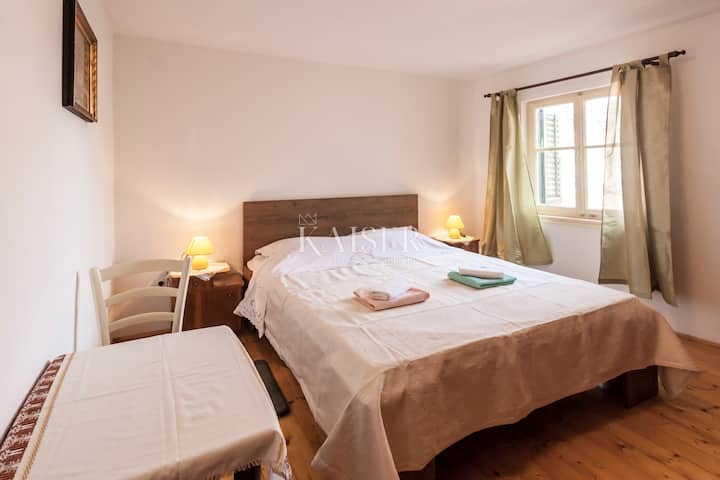 Istria, Marčana - casa a schiera ristrutturata con ampio cortile 